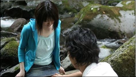 6. Love Letter. Love Letter adalah film romantis roller-coaster yang emosional. Film Jepang pemenang penghargaan ini akan membuat Anda menunggu adegan selanjutnya. Love Letter menceritakan kisah Itsuki Fujii yang meninggal dalam kecelakaan pendakian gunung, meninggalkan tunangannya, Hiroko Watanabe, putus asa.